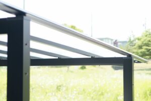 カーポート目隠しにはどのような種類があるのでしょうか、またそのメリット・デメリットを解説