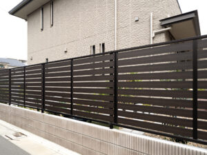 玄関前の目隠しの種類やメリットデメリット、費用面を徹底解説