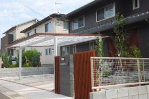 駐車場に屋根を設置する工事!費用相場と施工例を紹介!